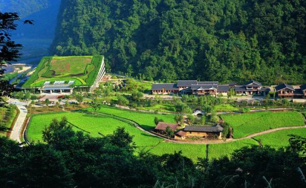 　　D4線：黃龍洞、袁家界、天子山、金鞭溪、夯吾苗寨、鳳凰古城“養(yǎng)心潤肺”之旅品質(zhì)純玩3晚4日游